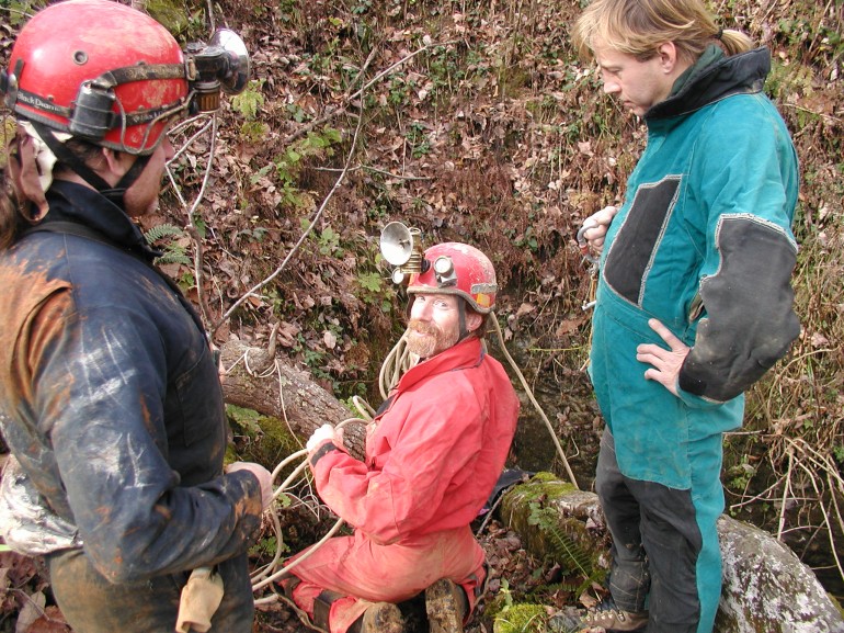 Photo of rigging the pit.